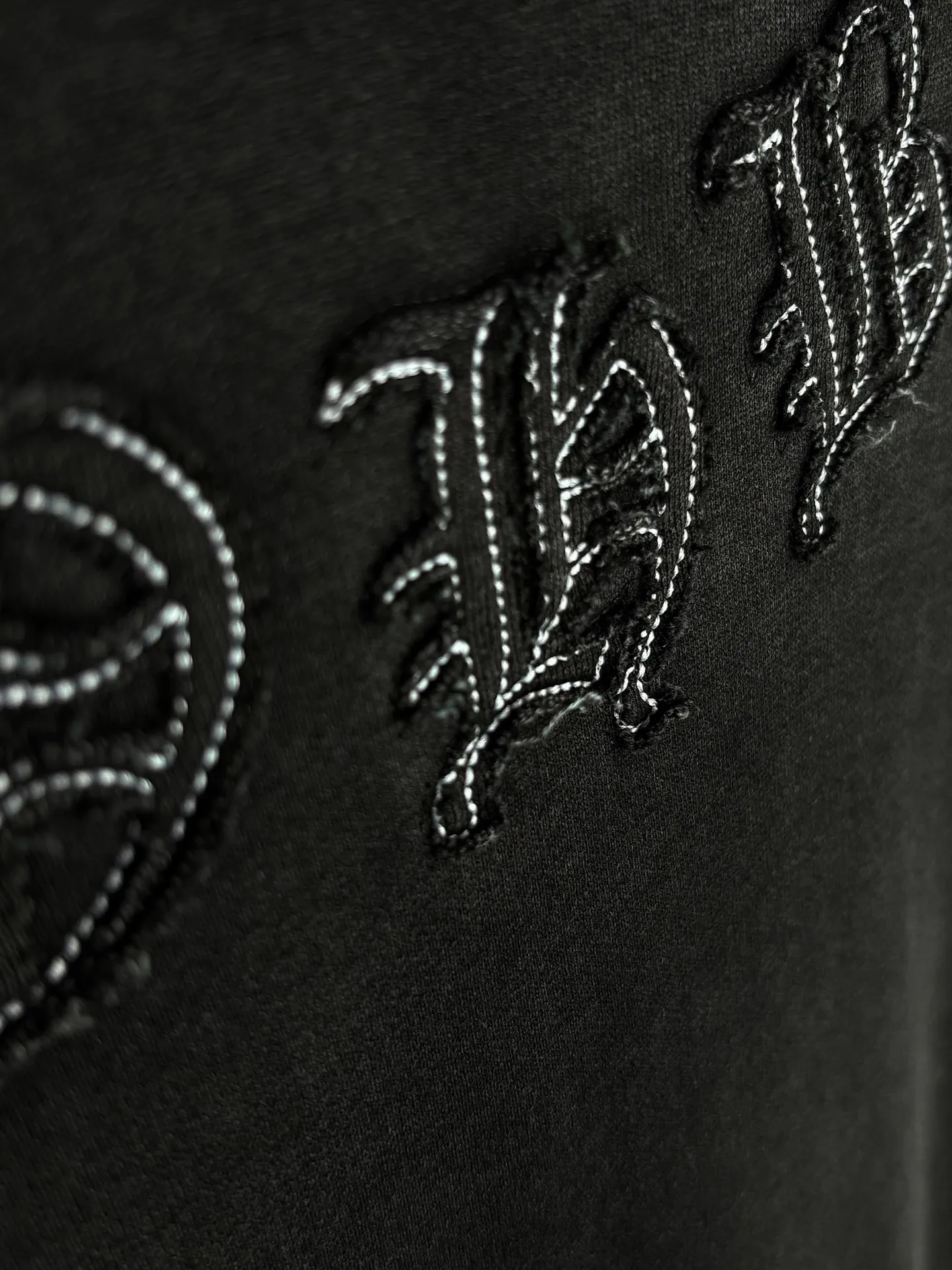 P340 [Higher version] Chrome Hearts*Chrome heart patch embroidered horseshoe logo‼ ️Hooded sweatshirt *Made of 430g pure cotton sweatshirt fabric with double yarns. The fabric is woven with double yarns and twisted together. The strength is 40% higher than that of single yarns, forming a three-dimensional texture similar to the texture of tripe. It not only maintains the moisture absorption and breathability of pure cotton, but also achieves "softness and not collapse" through double yarn thickening. The whole strip of Maliu scanning spray technology uses the washing process to produce a natural fading effect in parts, and the os version has a more lazy and loose feeling. *Laser burnt patch embroidery➕Frayed process: micro-label on the chest patch, large logo horseshoe pattern on the back, heavy laser burnt three-dimensional patch embroidery pattern design, washed and frayed, and the overall garment presents a lazy style. *Whether it is daily outings or sports and fitness, you can show your trendy attitude and become the focus of the street. Same style for men and women 𝐂𝐎𝐋𝐎𝐔𝐑: white, blue, black 𝐒𝐈𝐙𝐄: S-XL
